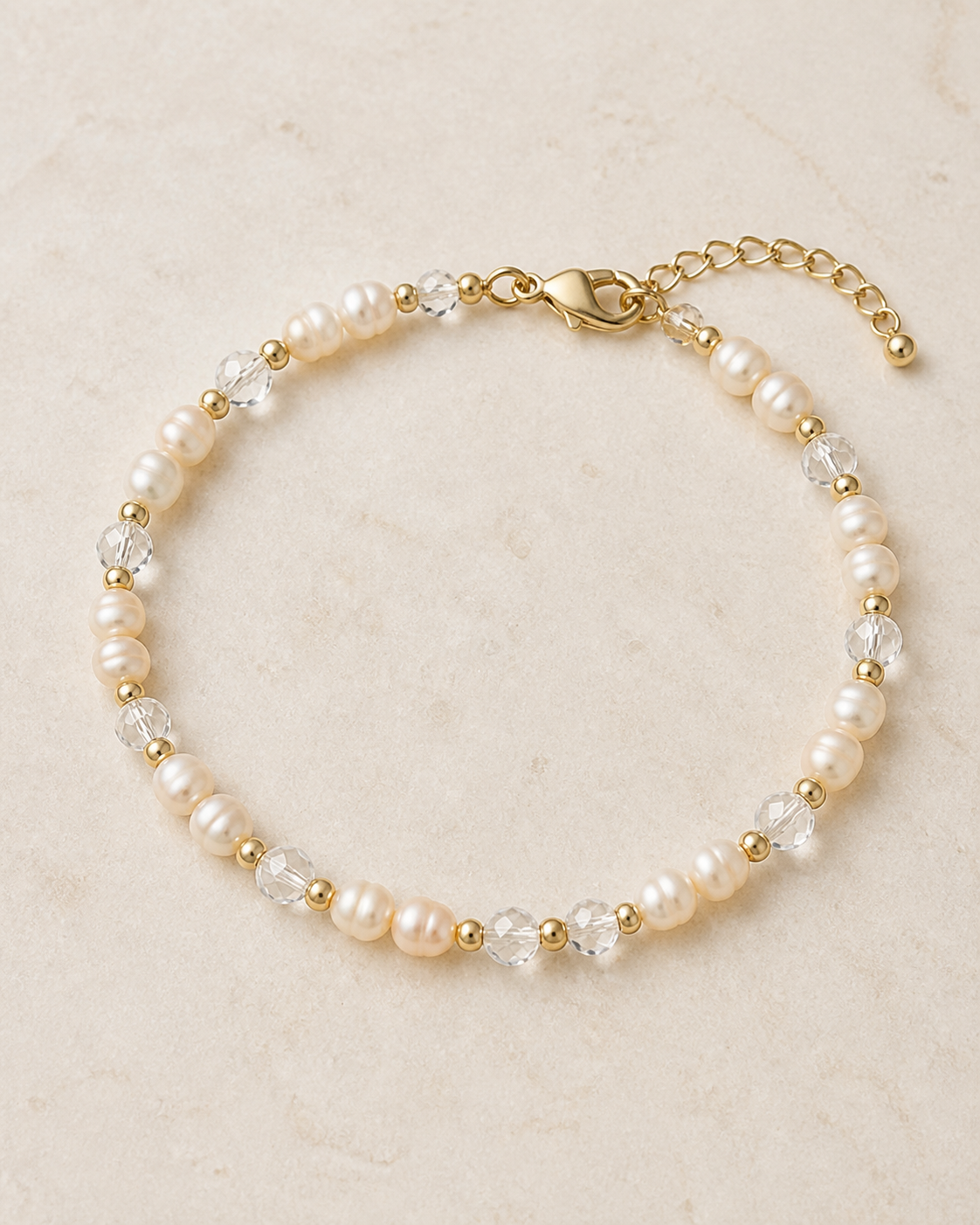 Fotorealistisches Detail eines PERLENA Ivory Gold Armbands